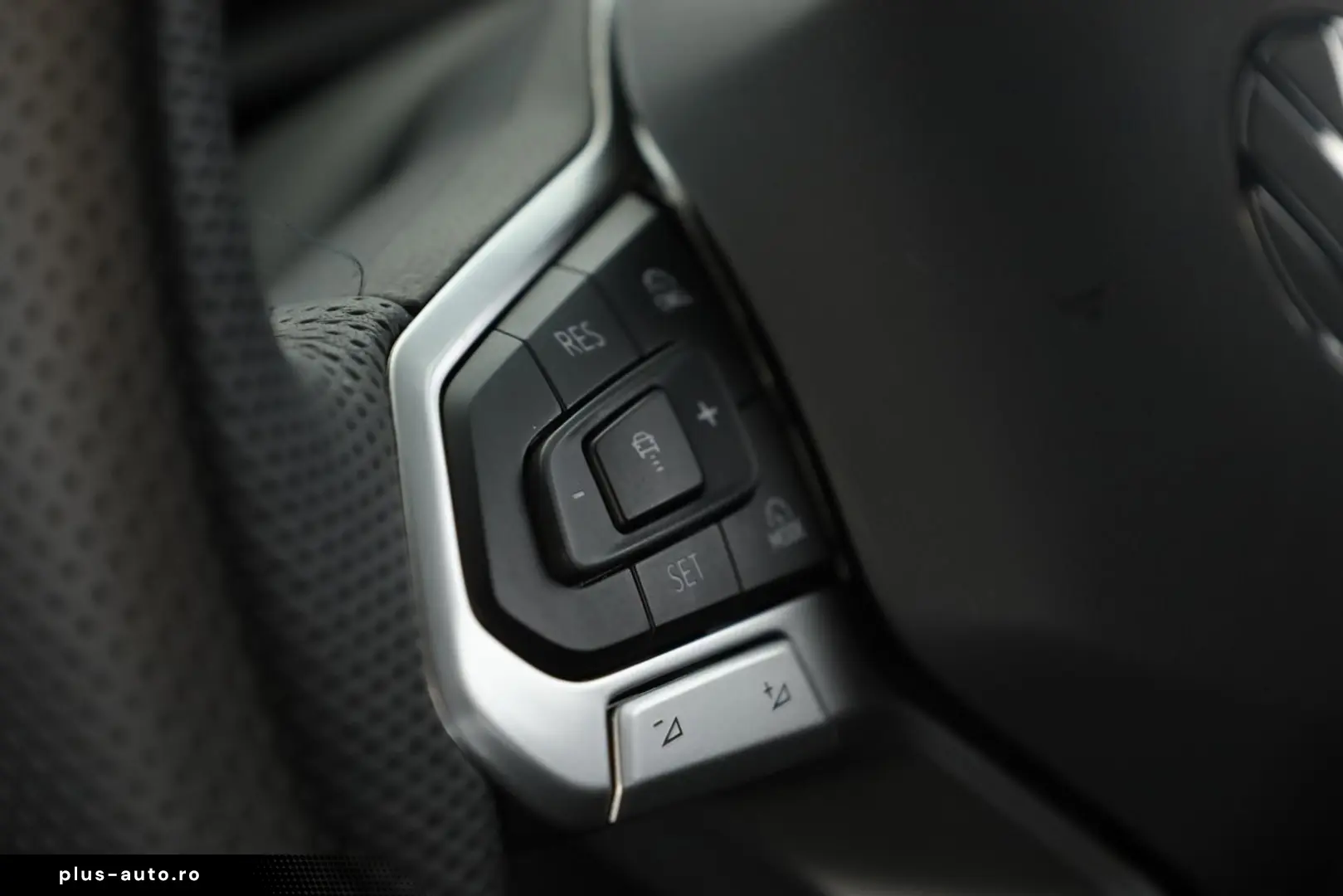 VW Tiguan 2.0 TSI DSG 4M R-Line   Pano  ACC 360