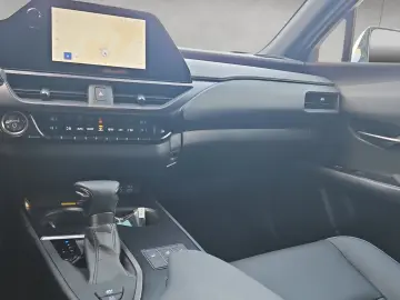 LEXUS UX 250h F-Sport Design