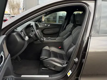 VOLVO XC60 B4 AWD Plus Dark