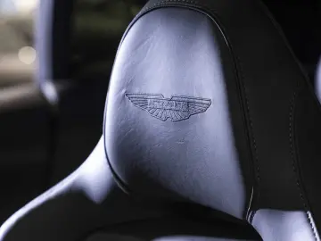 ASTON MARTIN DBX 707 -Lightning Silver-