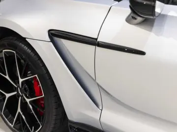 ASTON MARTIN DBX 707 -Lightning Silver-