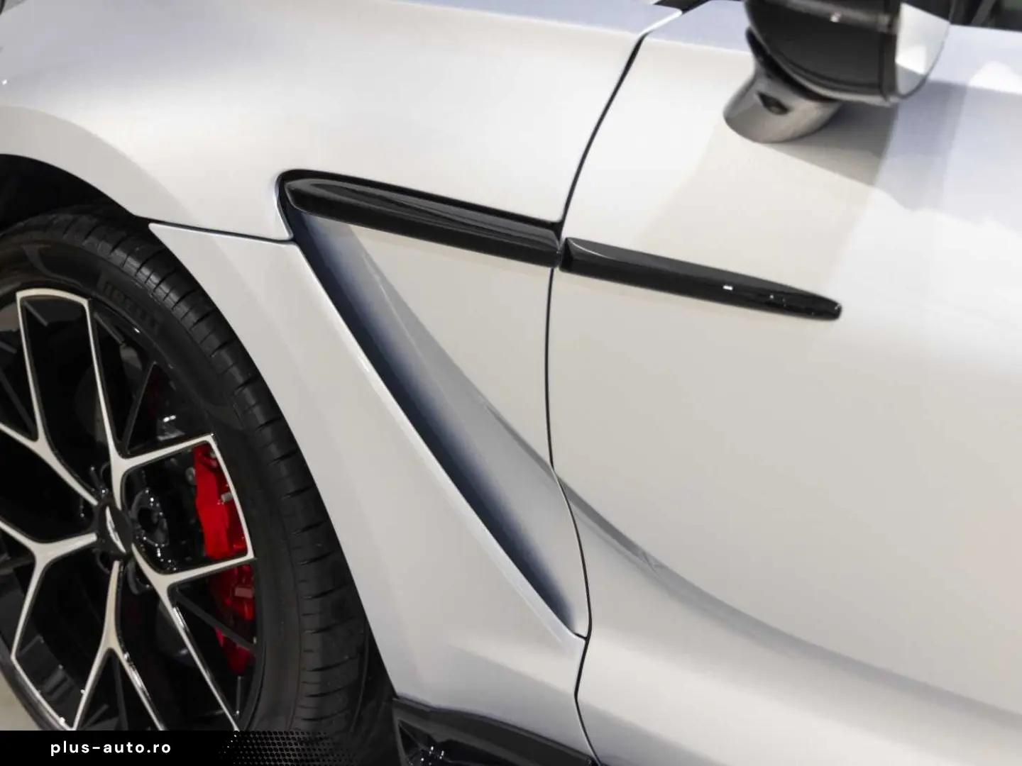 ASTON MARTIN DBX 707 -Lightning Silver-