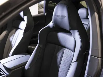 ASTON MARTIN DBX 707 -Lightning Silver-