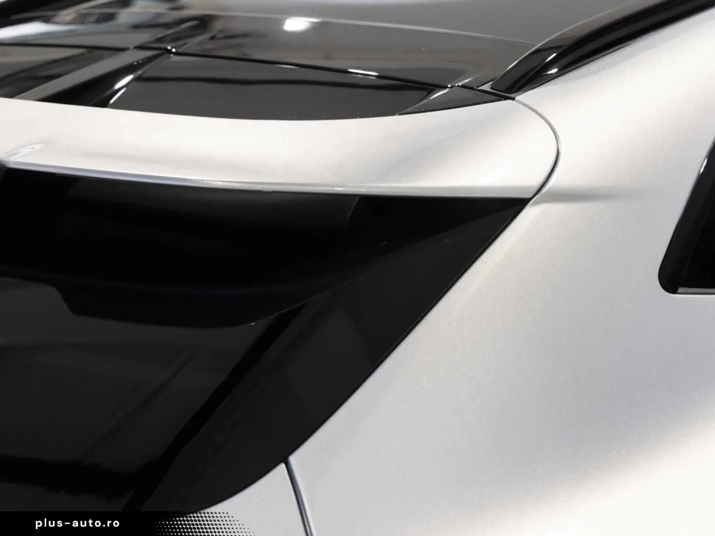 ASTON MARTIN DBX 707 -Lightning Silver-