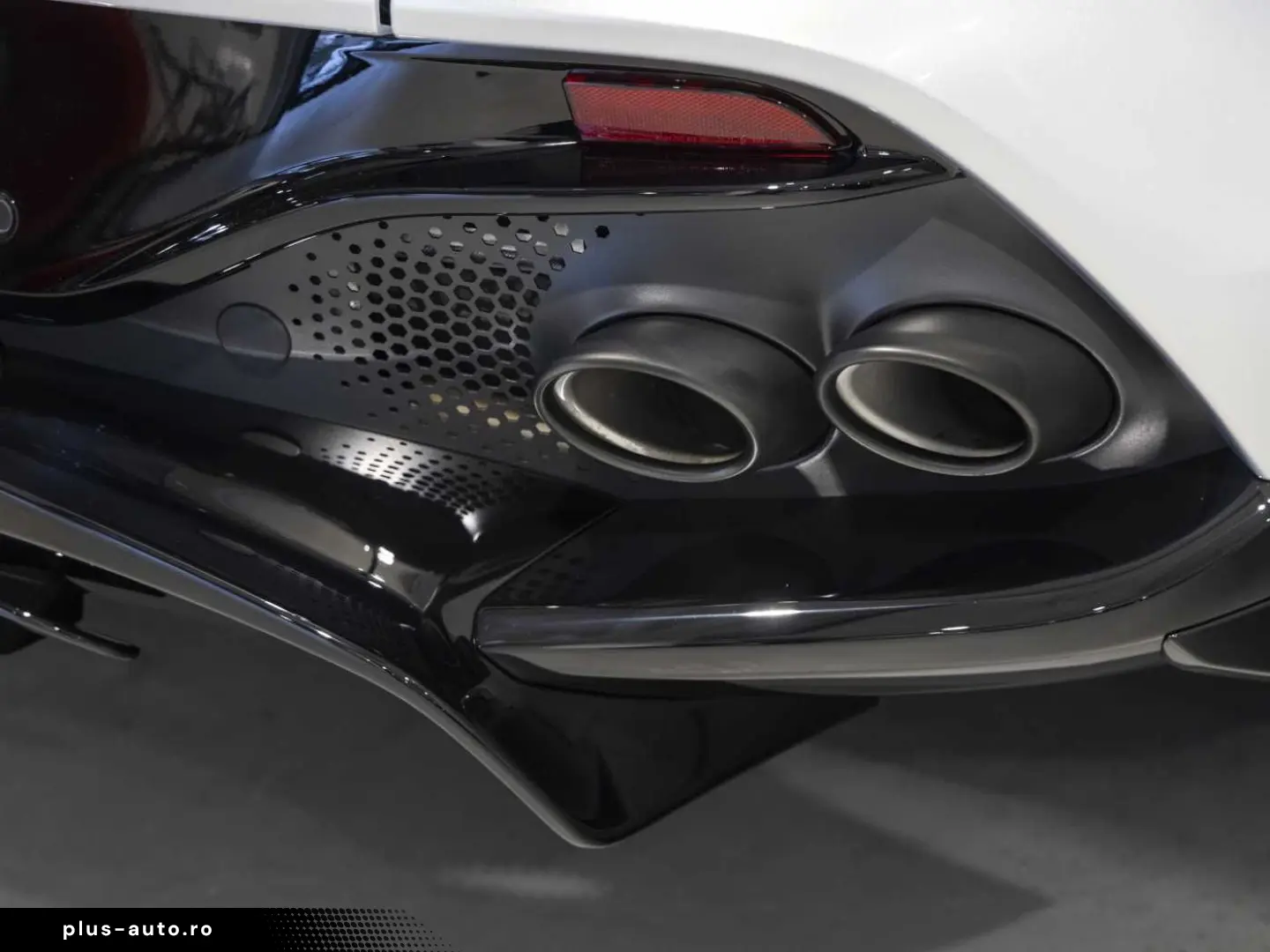 ASTON MARTIN DBX 707 -Lightning Silver-