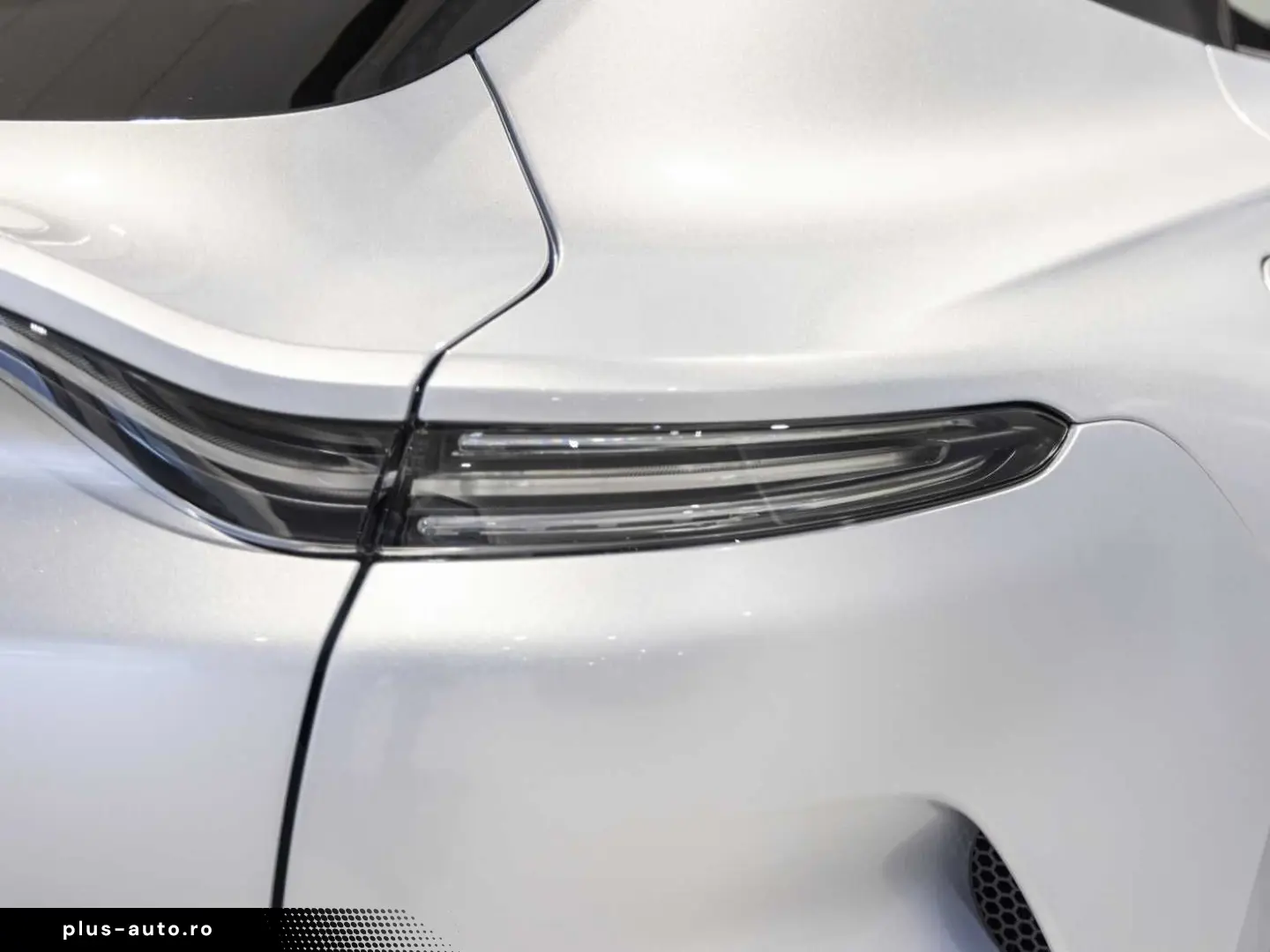 ASTON MARTIN DBX 707 -Lightning Silver-