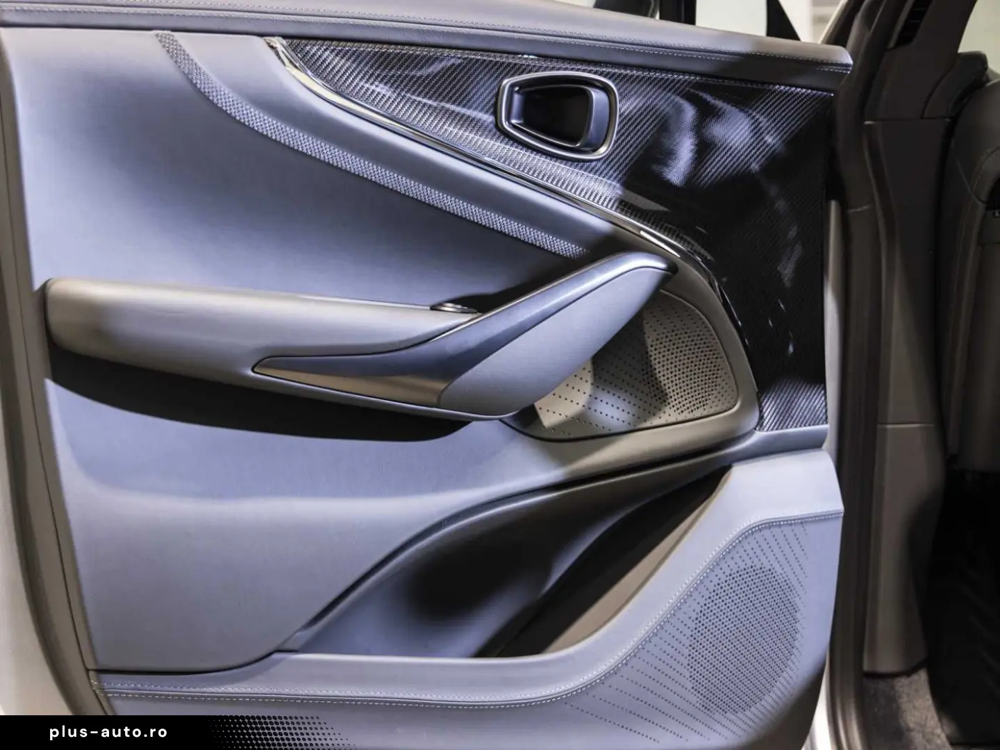 ASTON MARTIN DBX 707 -Lightning Silver-