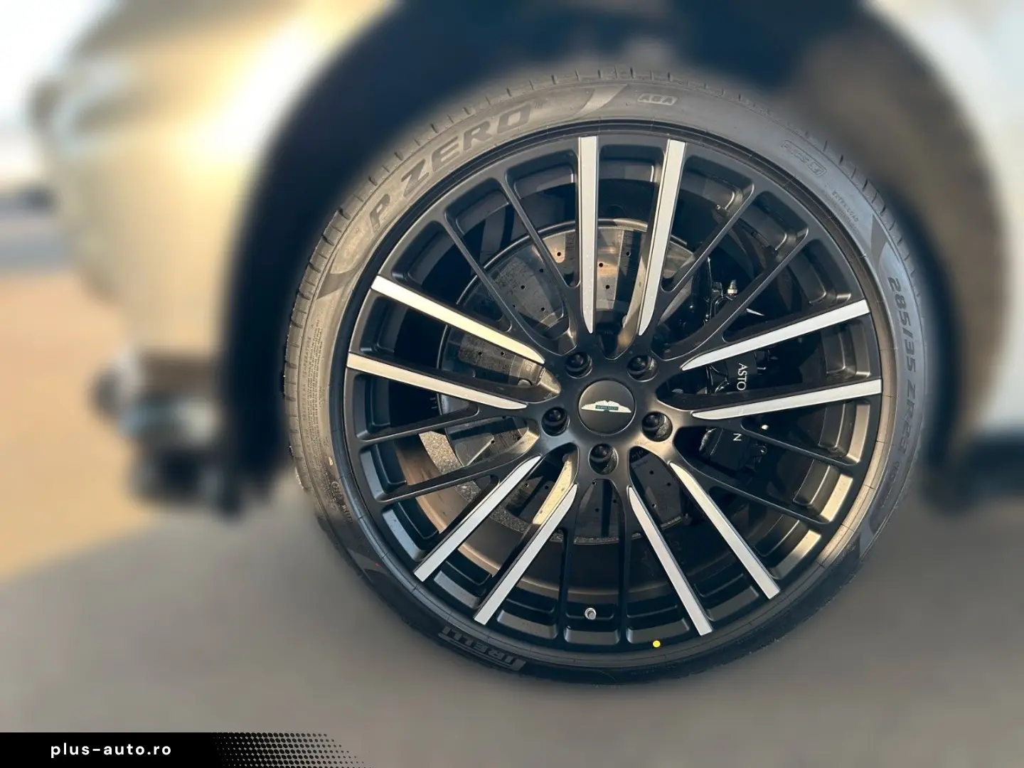 ASTON MARTIN DBX 707