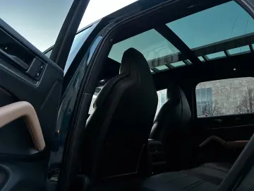 Porsche Cayenne E-Hybrid 18 w seats  BOSE