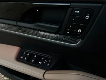 Porsche Cayenne E-Hybrid 18 w seats  BOSE