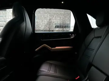 Porsche Cayenne E-Hybrid 18 w seats  BOSE