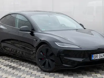 Tesla Model 3 Performance
