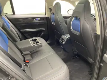 LYNC AND CO 01 1.5 TD PHEV