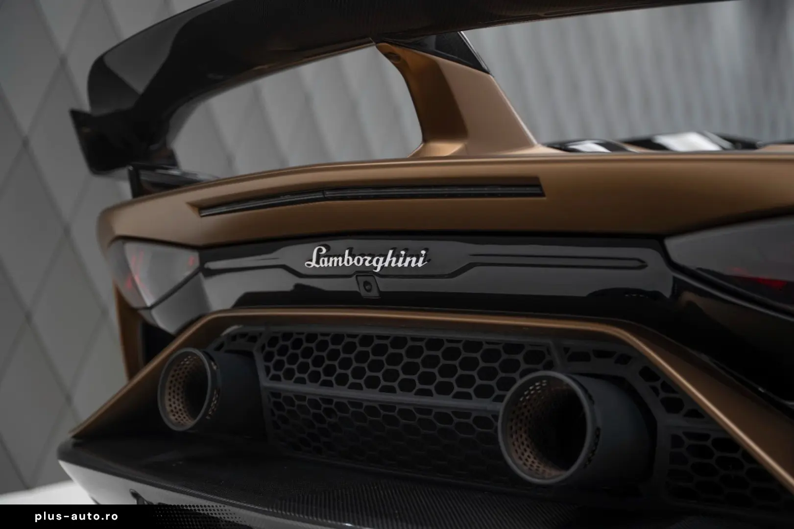 LAMBORGHINI Aventador SVJ Roadster MATT GOLD CARBON WARRANTY