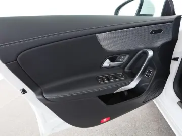 MERCEDES-BENZ CLA 180 Coupé PROGRESSIVE LED-TAG KAM Mbux