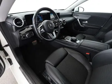 MERCEDES-BENZ CLA 180 Coupé PROGRESSIVE LED-TAG KAM Mbux