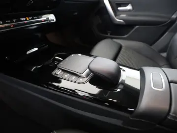 MERCEDES-BENZ CLA 180 Coupé PROGRESSIVE LED-TAG KAM Mbux