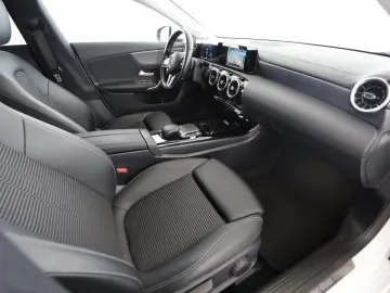 MERCEDES-BENZ CLA 180 Coupé PROGRESSIVE LED-TAG KAM Mbux