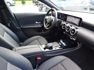 MERCEDES-BENZ CLA 180d T-LEDER NAVI LED AUTOM PANO KAME