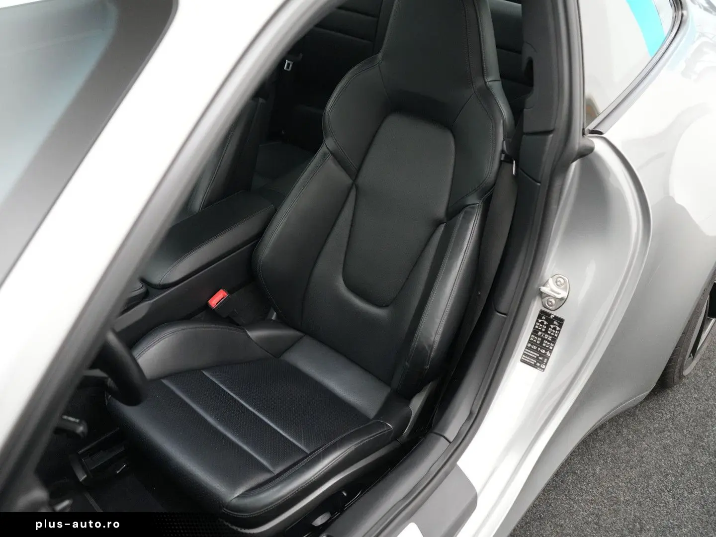 PORSCHE 992 Carrera 4