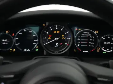 PORSCHE 992 Carrera 4