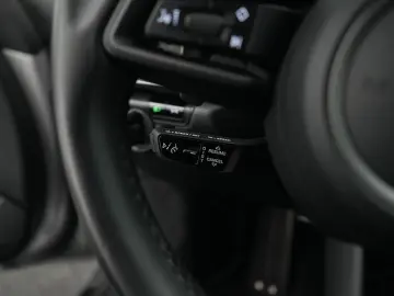 PORSCHE 992 Carrera 4