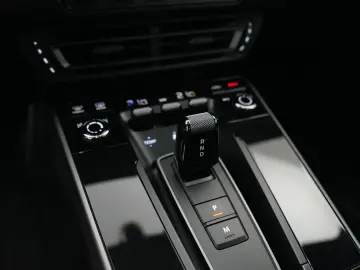 PORSCHE 992 Carrera 4