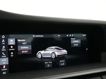 PORSCHE 992 Carrera 4