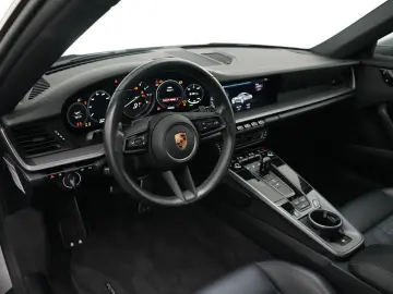 PORSCHE 992 Carrera 4