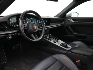 PORSCHE 992 Carrera 4