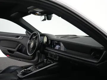 PORSCHE 992 Carrera 4