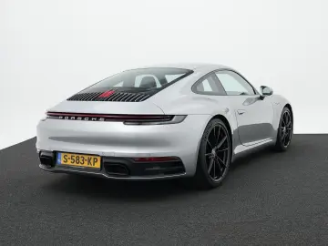PORSCHE 992 Carrera 4