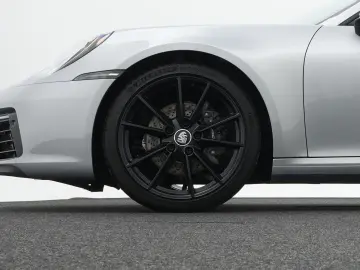 PORSCHE 992 Carrera 4