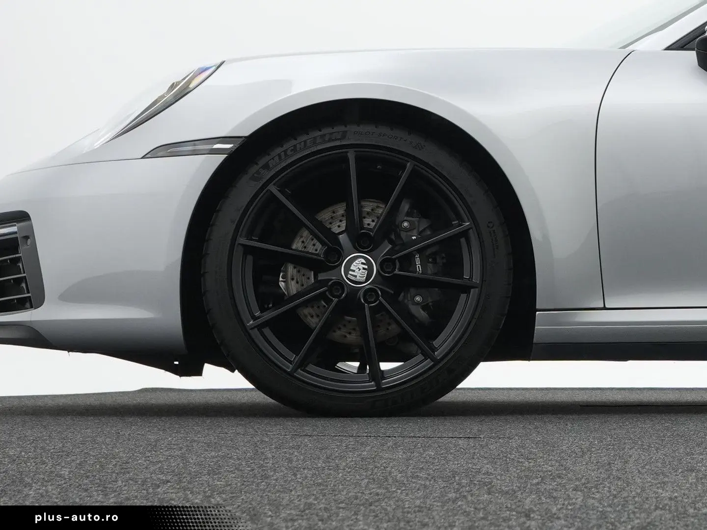 PORSCHE 992 Carrera 4