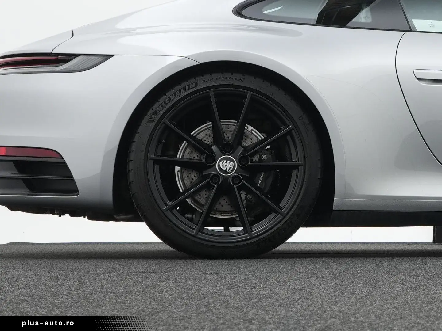 PORSCHE 992 Carrera 4