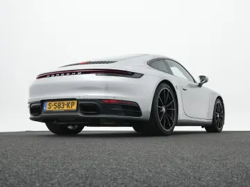 PORSCHE 992 Carrera 4