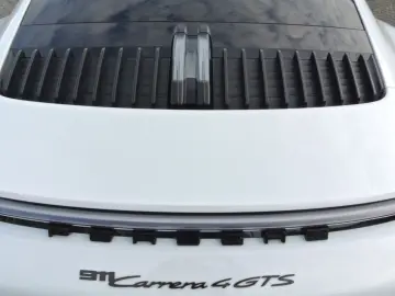 PORSCHE 992 gts 4 weiss 7 gang bose 360 grad 18 wege