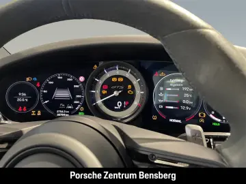 PORSCHE 911 Carrera 4 GTS