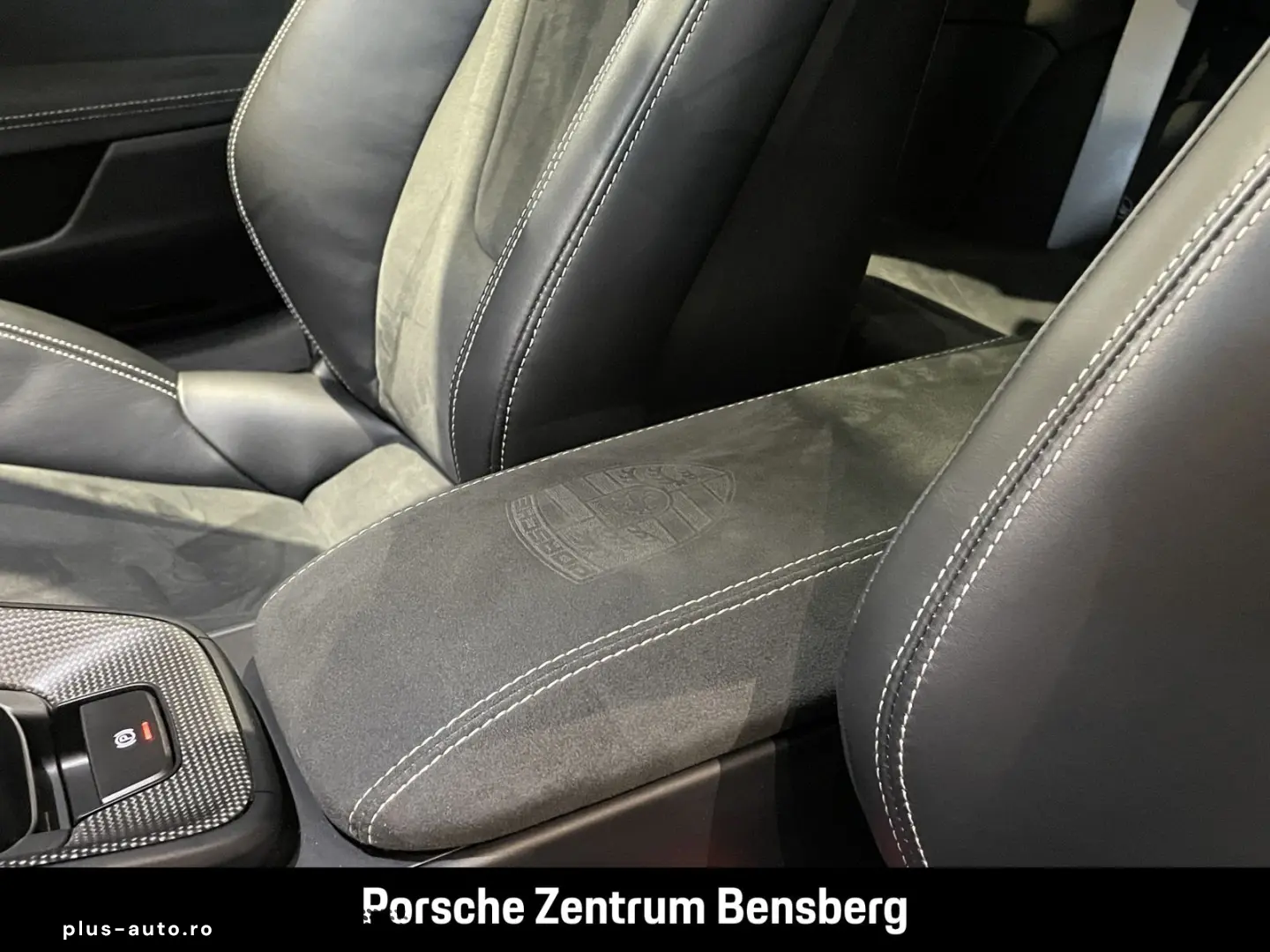 PORSCHE 911 Carrera 4 GTS