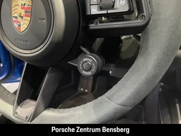 PORSCHE 911 Carrera 4 GTS