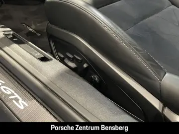 PORSCHE 911 Carrera 4 GTS