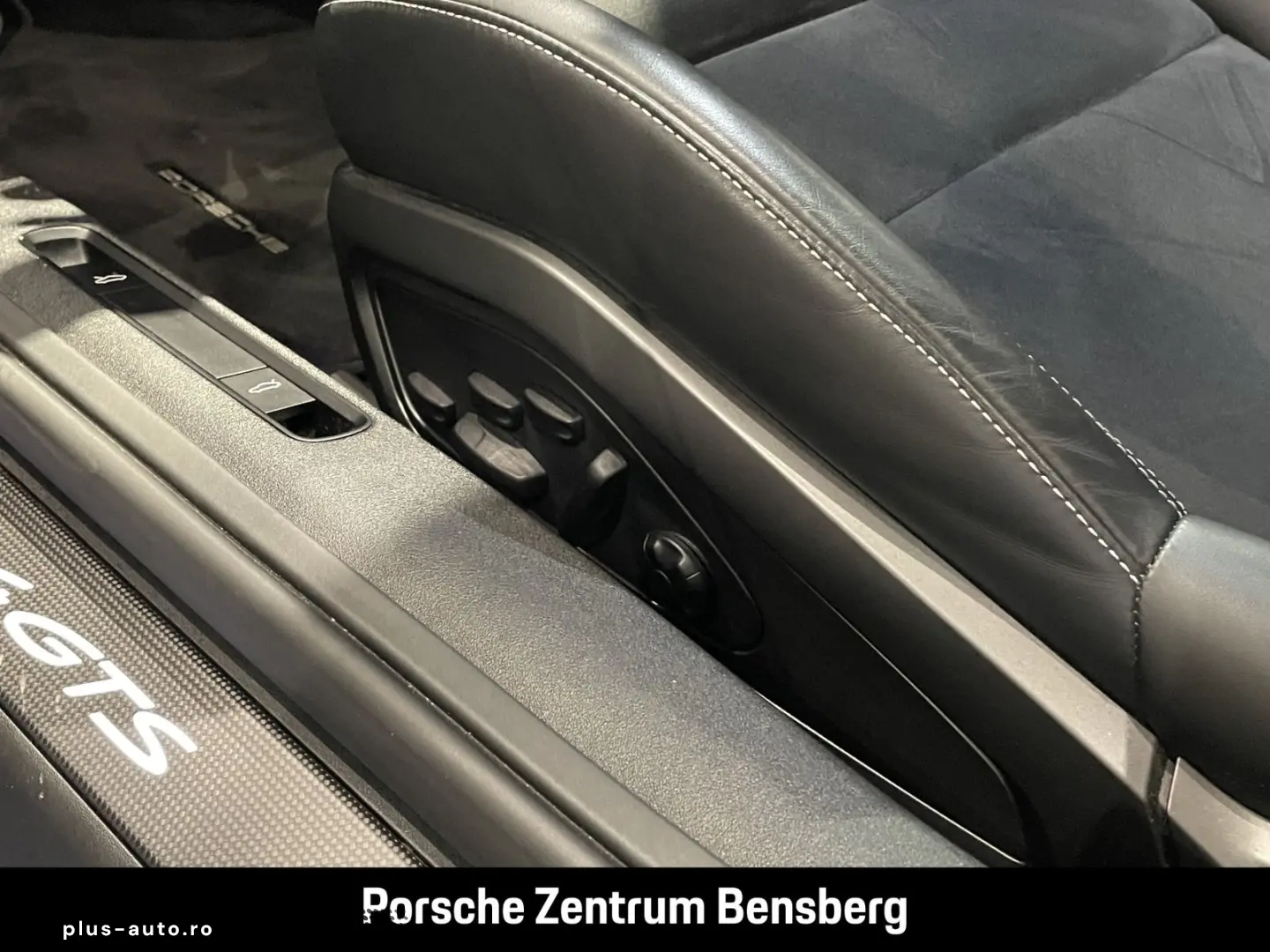 PORSCHE 911 Carrera 4 GTS