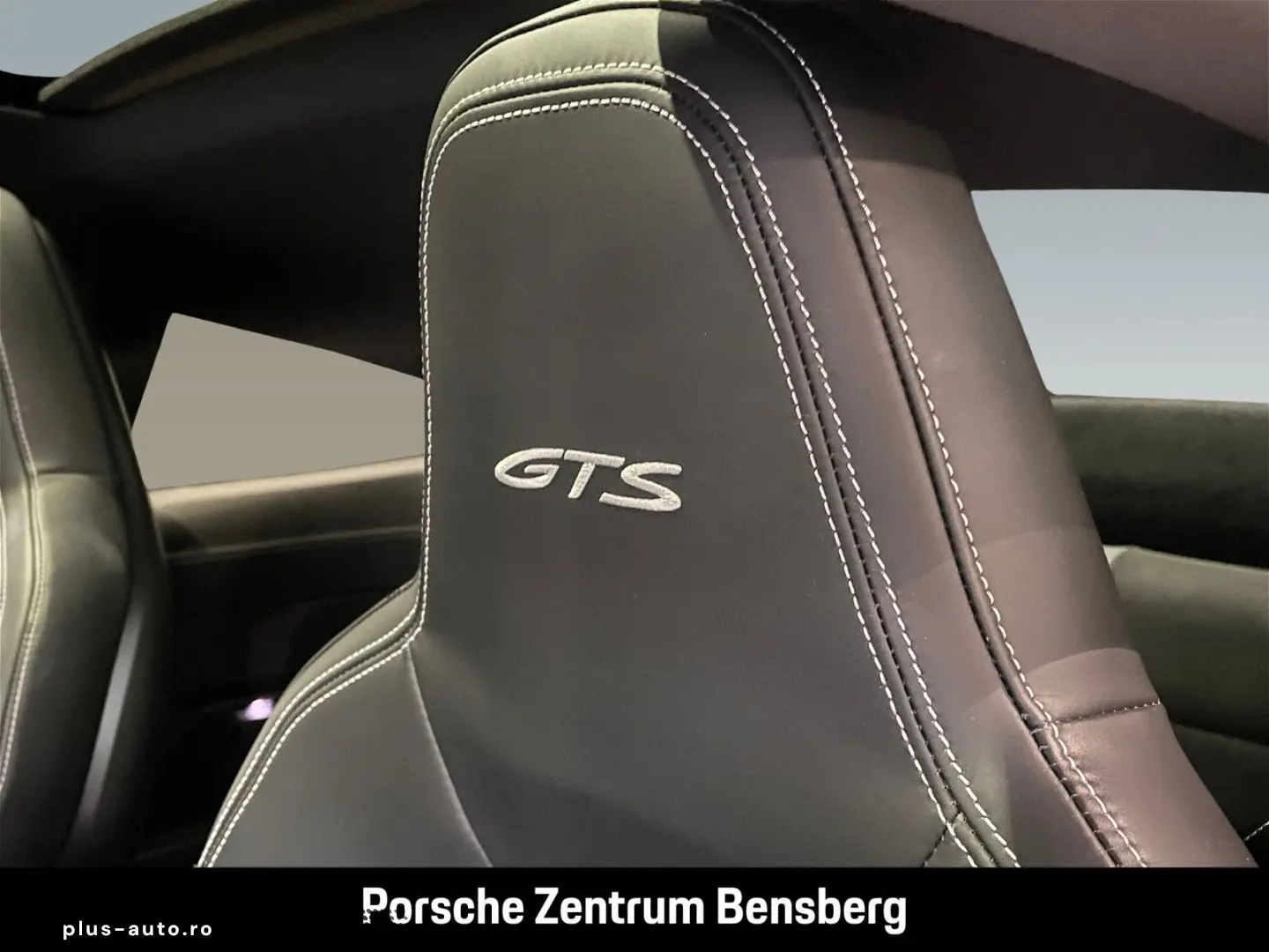 PORSCHE 911 Carrera 4 GTS