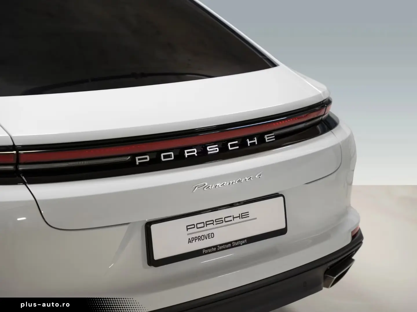 Porsche Panamera 4 InnoDrive passenger display BOSE