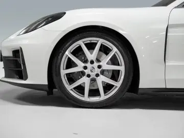 Porsche Panamera 4 InnoDrive passenger display BOSE