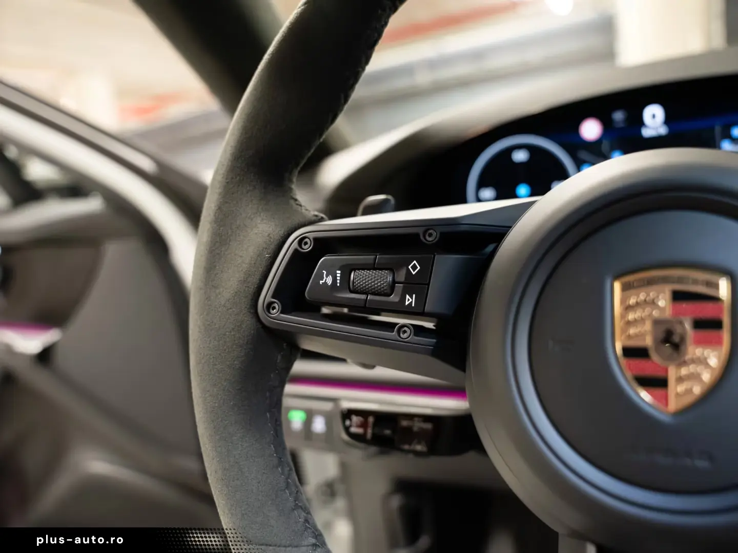 Porsche Panamera 4 InnoDrive passenger display BOSE