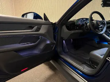 PORSCHE Taycan Performance 93 kWh-PANO-LUFT-SPORT CHRONO