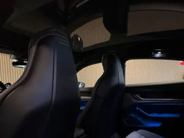 PORSCHE Taycan Performance 93 kWh-PANO-LUFT-SPORT CHRONO