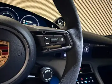 PORSCHE Taycan Performance 93 kWh-PANO-LUFT-SPORT CHRONO