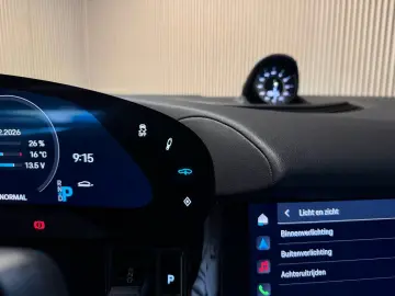 PORSCHE Taycan Performance 93 kWh-PANO-LUFT-SPORT CHRONO